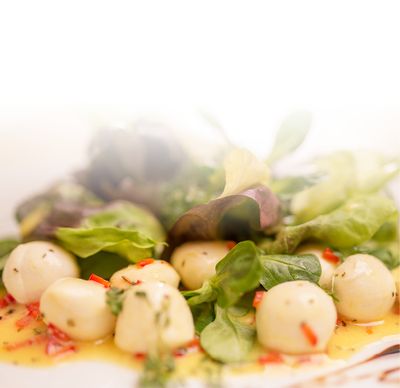 Mozzarella Rezept Bambini Mozzarella Mini Salat mit Limonendressing und Oregano von GOLDSTEIG auf Teller