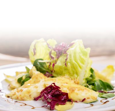 Mozzarella Rezept Blattsalat mit in Passionsfruchtdressing eingelegtem Mozzarella und Mandeln kreiert von GOLDSTEIG auf Teller